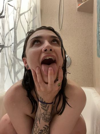 nude sophthroat doing asian selfie