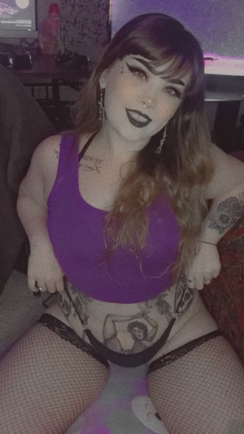 nude spookyliv666 doing submissive selfie