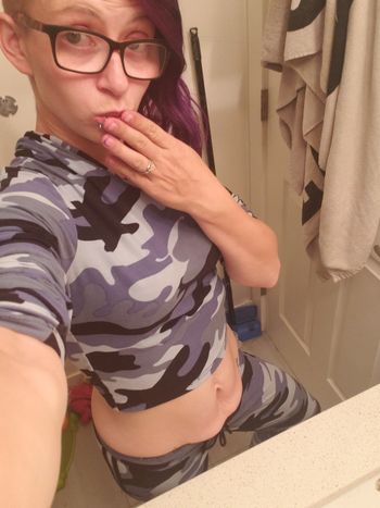 nude stonermama666 doing messaging selfie