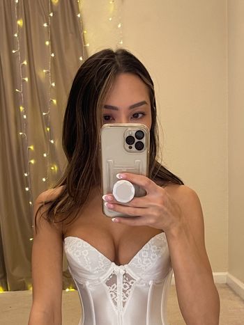 nude sugar_molly doing messaging