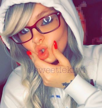 nude sweetiekiwi showing deepthroat selfie