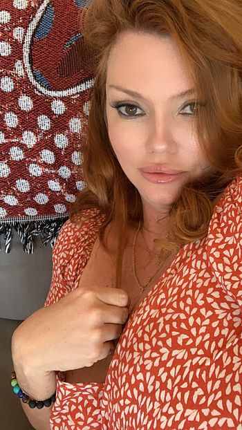 nude tamarasuethorne doing messaging selfie