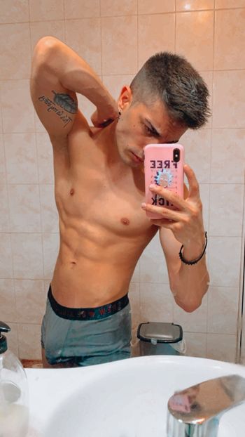 nude tarekhope showing male selfie