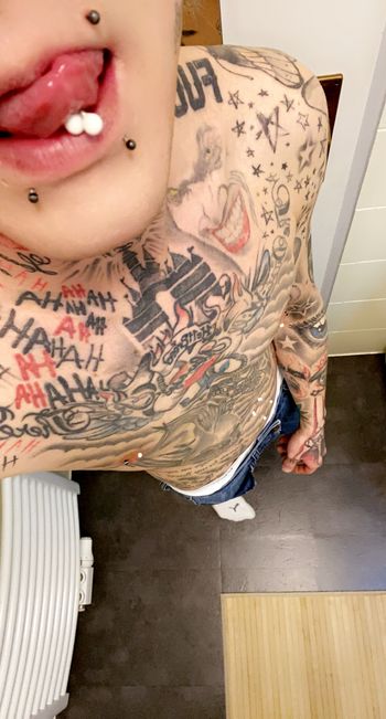 nude tattooedpierced doing male selfie