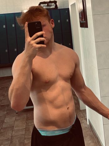 nude taylerlondon doing fitness selfie