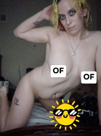 nude taylorravagerfree doing piercing selfie