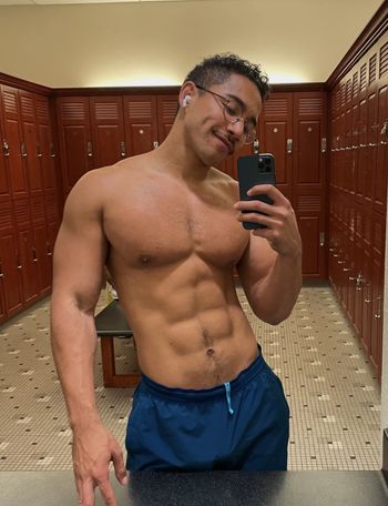 nude thatmusclestud leaking exhibitionism selfie