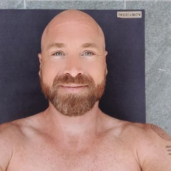 nude thebeardednakedyogi posting white