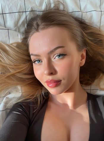 nude theelisevans leaking live selfie