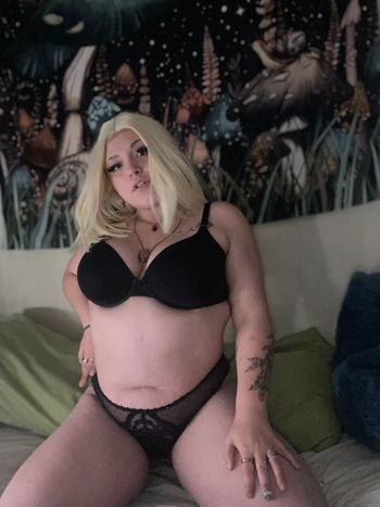 nude thekawaiikiwi doing custom content