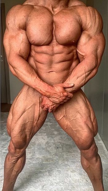 nude themaskedbodybuilder doing fit selfie