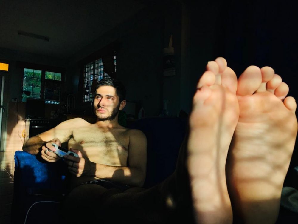 themaster.yvanoe OnlyFans showing feet