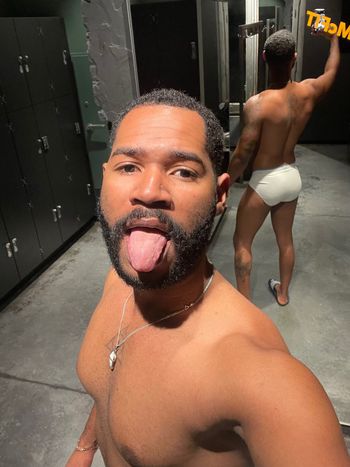 nude thenaughyluiguii posting gay selfie