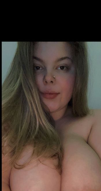 nude thicc.n.pretty showing nude selfie