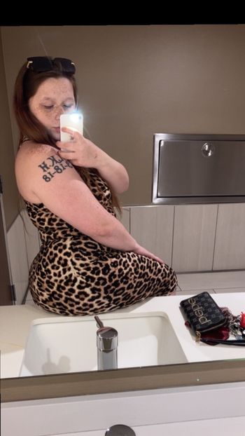 thickerthanasnicker21 OnlyFans messaging selfie