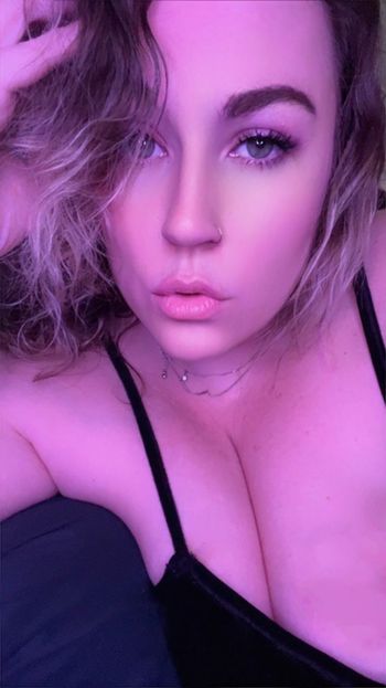 nude thickishpanda5 posting custom content selfie