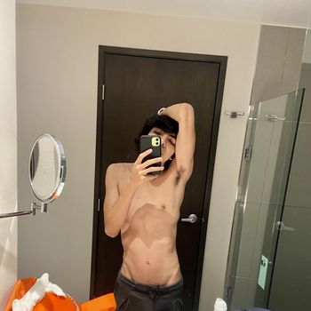 nude tommytwink19 showing gay selfie