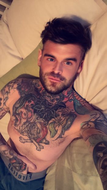 nude tomtattoosdevil posting fetish selfie