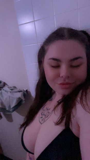 nude trizzyboo doing lesbian