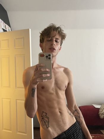 nude troyboy00 posting white selfie