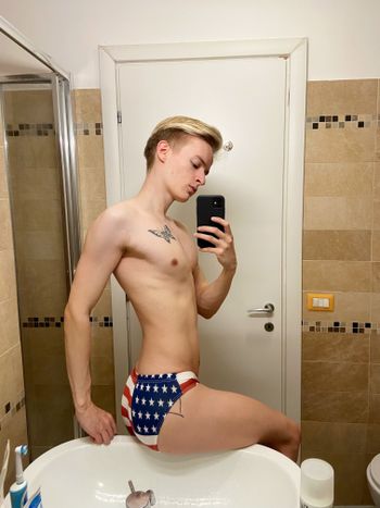 nude twisted_star showing male selfie