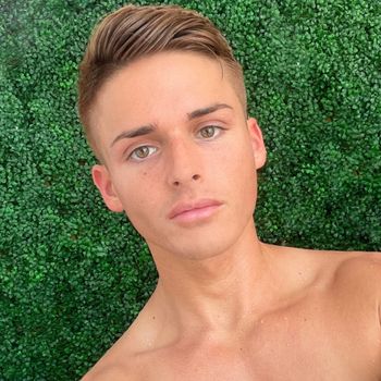 nude tylerrush posting teen selfie