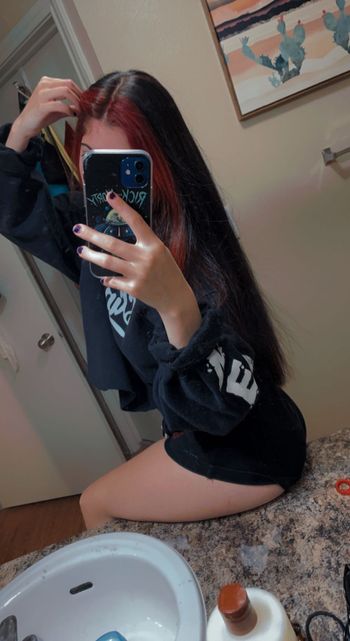 nude tysassy22 doing custom content selfie