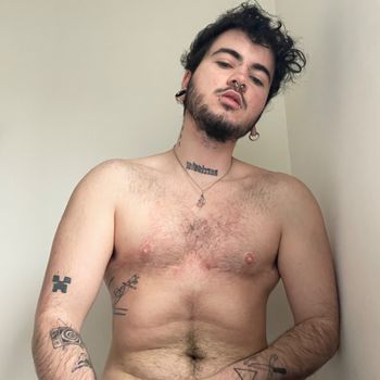 nude vampireb0yf showing custom content