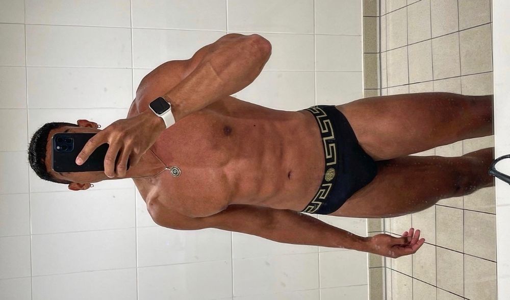 versaceboy OnlyFans showing male