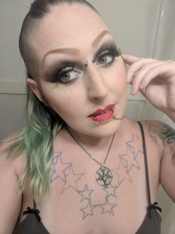 nude vesperasage posting goth selfie