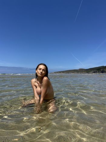 nude vikikeepu showing latina