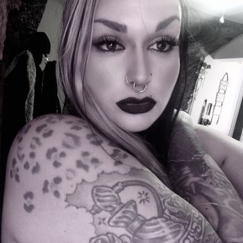 nude vividxvivi doing goth selfie