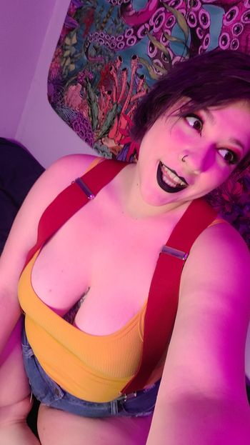 nude vyvianivyxxx doing messaging