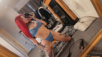 nude welshbarbiedolly doing custom content