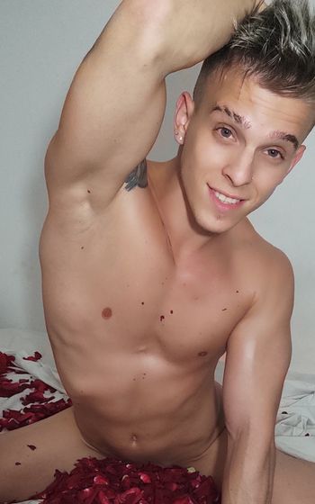 nude whitelionfree posting male selfie