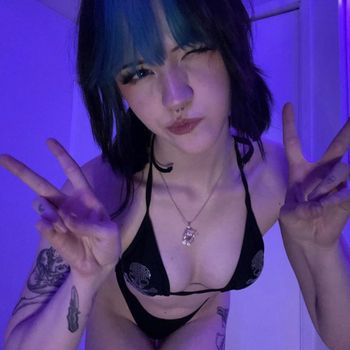 nude wuvkyu doing streamer selfie