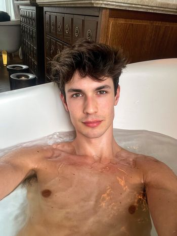 nude xanderboyx posting messaging selfie