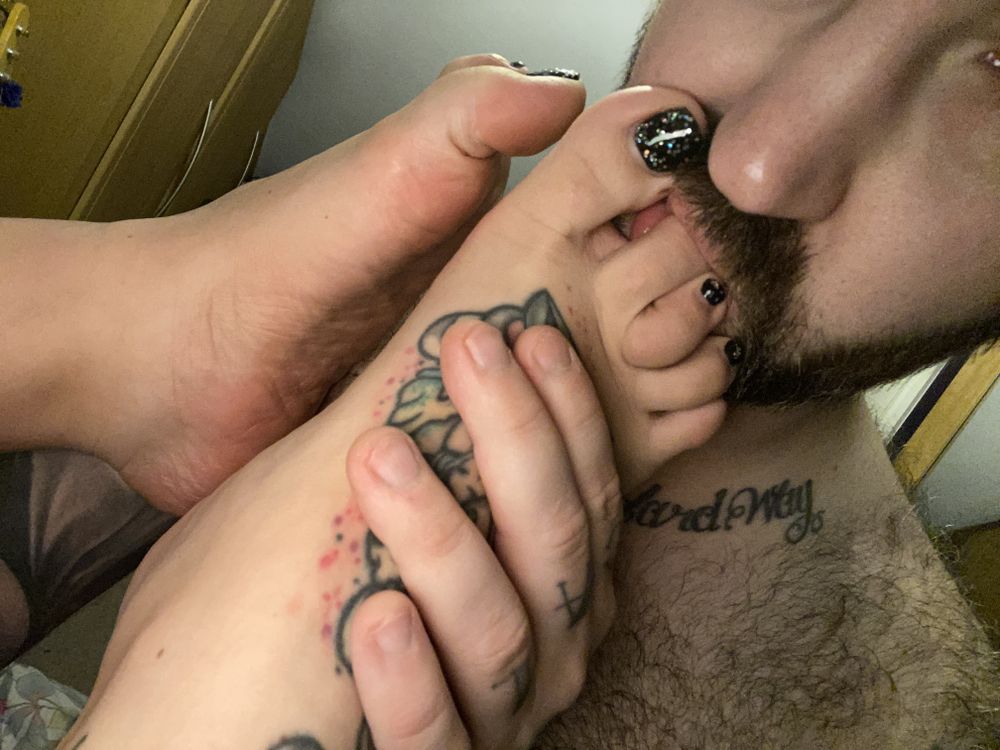 xfootfetishcouplex OnlyFans showing feet