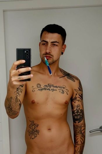 nude xltattoboy21 posting male selfie