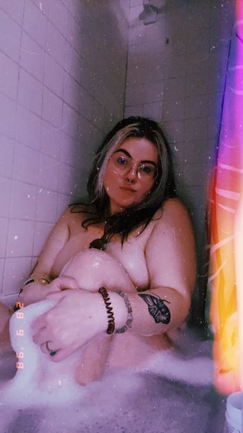 nude xxbbwcatxx showing white selfie