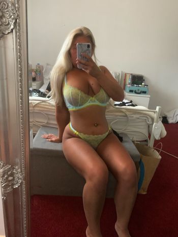 nude xxblondebabyx doing exhibitionism