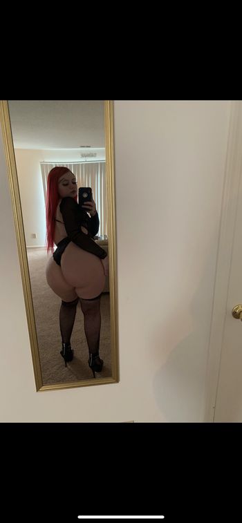 nude yazmiinsno doing custom content