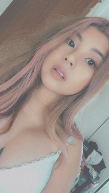 nude yoitsvivian doing submissive selfie