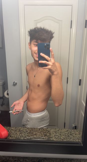 nude zachmitchelll doing latina selfie