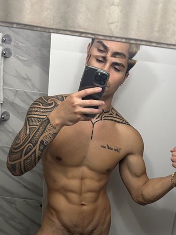 nude zaddy_g showing streamer